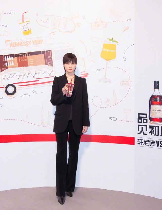 李宇春这套红中带橘的套装，面料是皮质，显得人更加有气质
