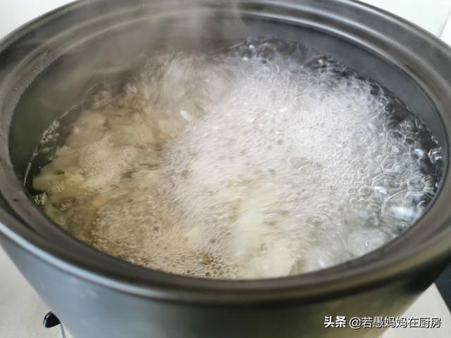 煮银耳汤软糯香甜有秘诀，记住这3点，20分钟出胶，黏稠好喝