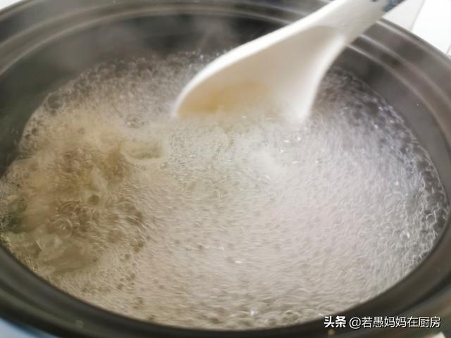 煮银耳汤软糯香甜有秘诀，记住这3点，20分钟出胶，黏稠好喝