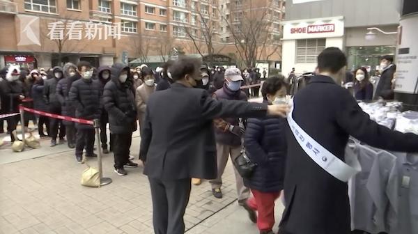 韩国现“口罩荒”女子协会自带缝纫机赶制