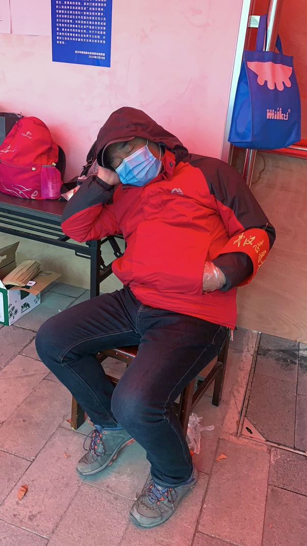 “60后”老党员带头下沉社区,爬楼梯为80岁老人送爱心盒饭