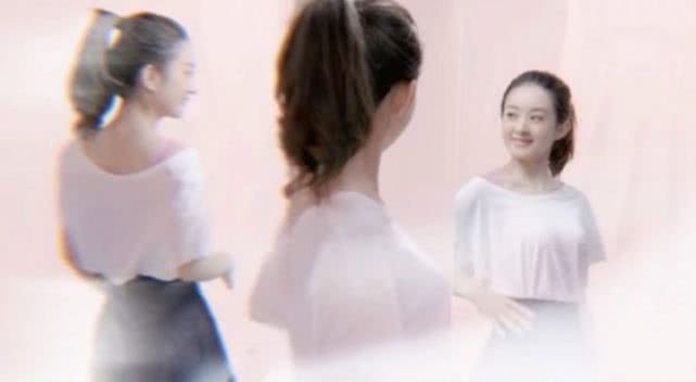 赵丽颖早年内衣广告照,咬唇扮“性感”,穿衣风格如欧阳娜娜
