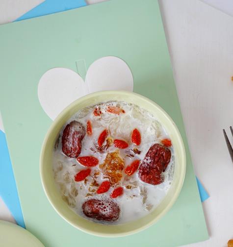 炖银耳羹不爱出胶？记住１个步骤，省时省火，次次都软糯粘稠