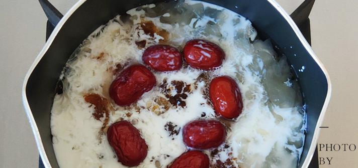 炖银耳羹不爱出胶？记住１个步骤，省时省火，次次都软糯粘稠