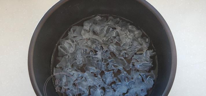 炖银耳羹不爱出胶？记住１个步骤，省时省火，次次都软糯粘稠