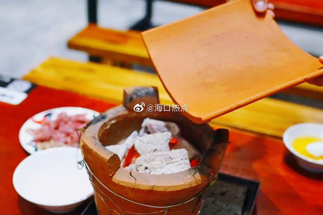 海椰庄瓦片烤肉店铺摆盘升级，之前这些公鸡碗碗碟，筷子