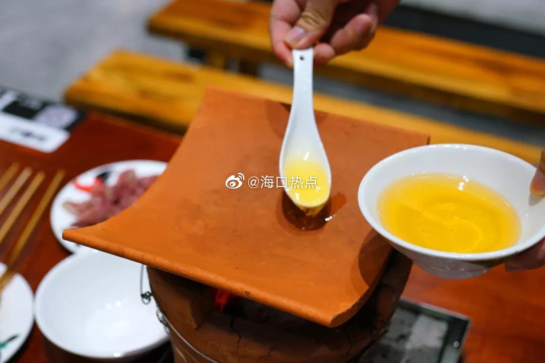 海椰庄瓦片烤肉店铺摆盘升级，之前这些公鸡碗碗碟，筷子
