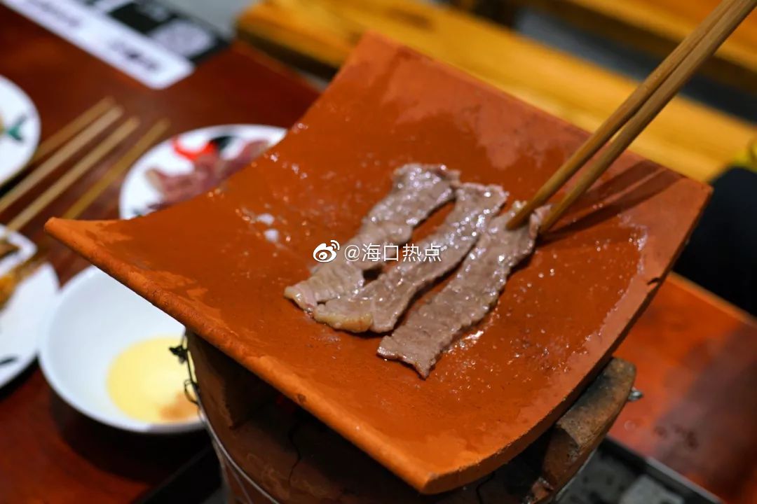 海椰庄瓦片烤肉店铺摆盘升级，之前这些公鸡碗碗碟，筷子