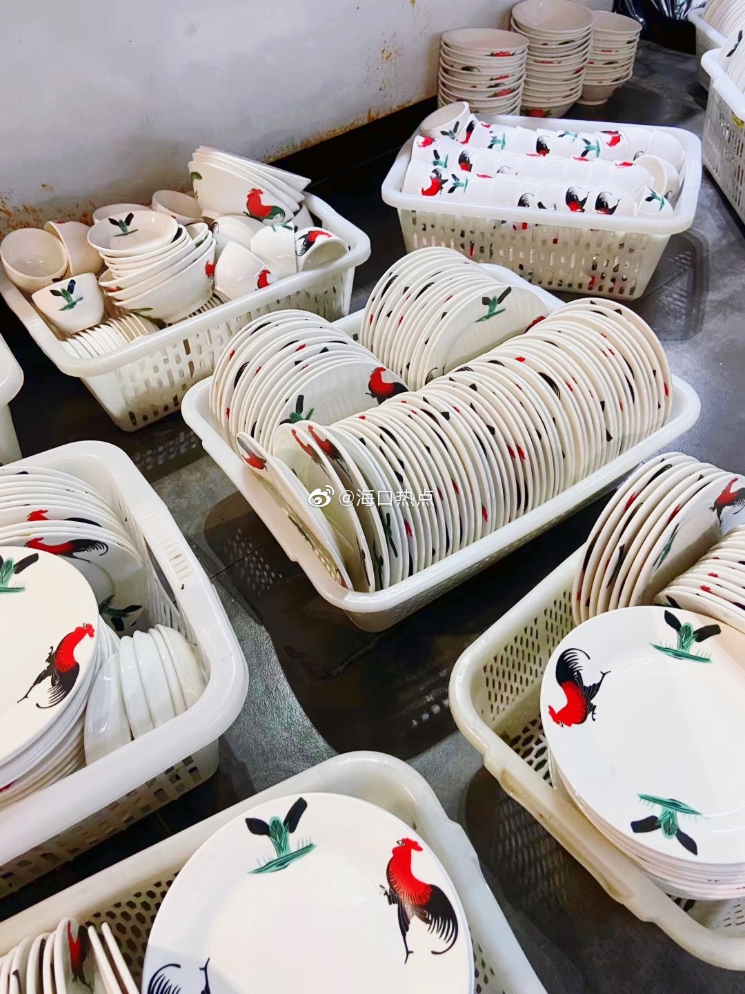 海椰庄瓦片烤肉店铺摆盘升级，之前这些公鸡碗碗碟，筷子