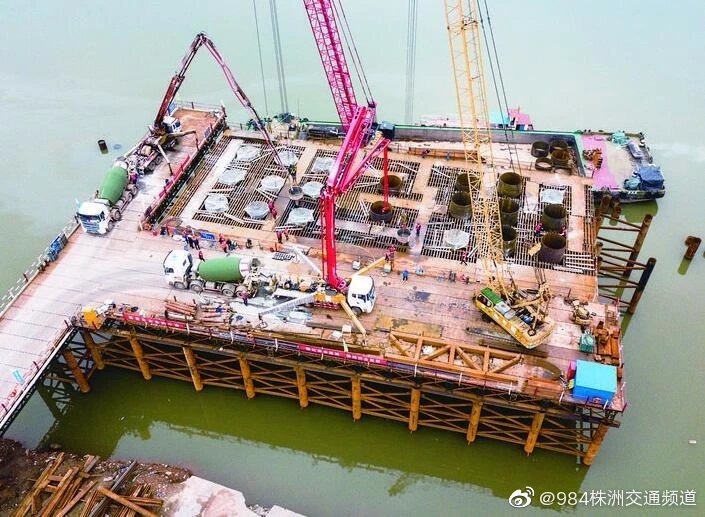 株洲清水塘大桥22号水中主墩封底混凝土浇筑完成