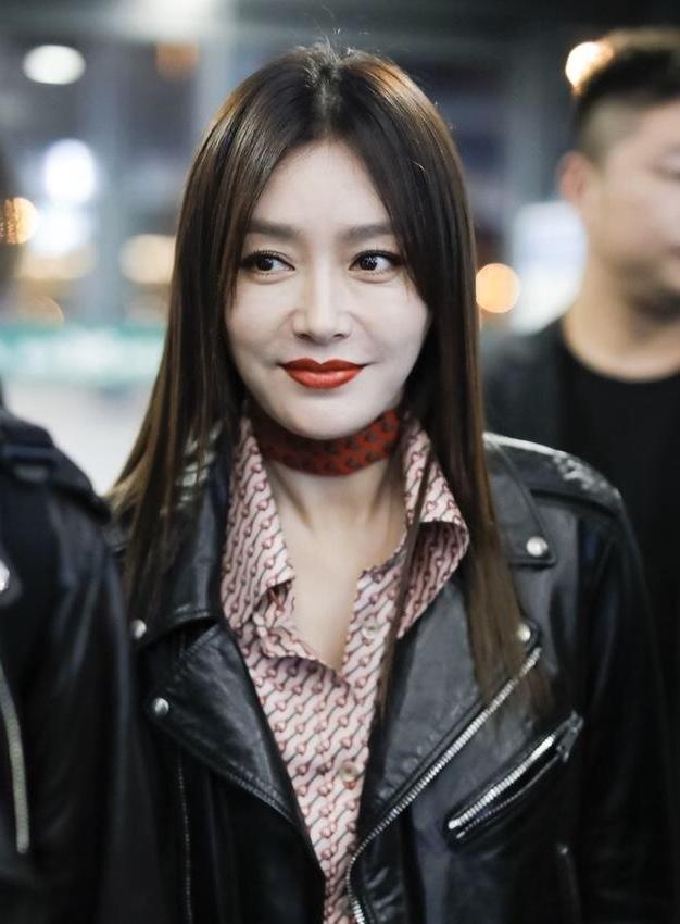 衬衫不一定要配阔腿裤来穿，学秦岚配紧身牛仔裤，轻松美出新高度