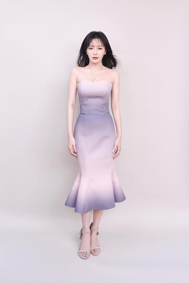 衬衫不一定要配阔腿裤来穿，学秦岚配紧身牛仔裤，轻松美出新高度