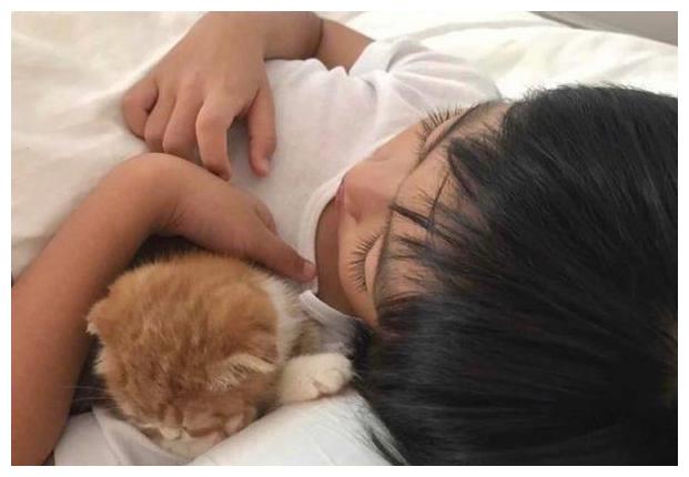 林志颖看大儿子练钢琴一脸慈爱，Kimi个头见长，经典发型未变
