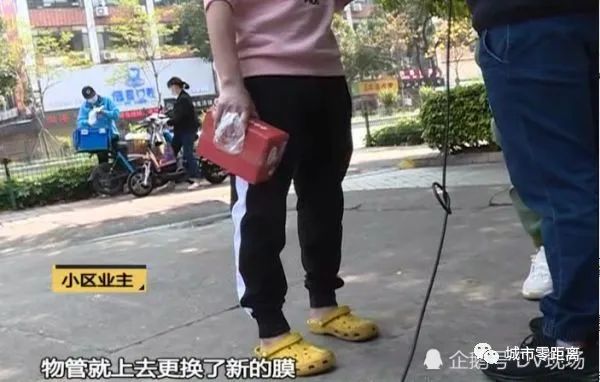 业主惊呆了！电梯里老人朝按键吐痰，警方介入处置！