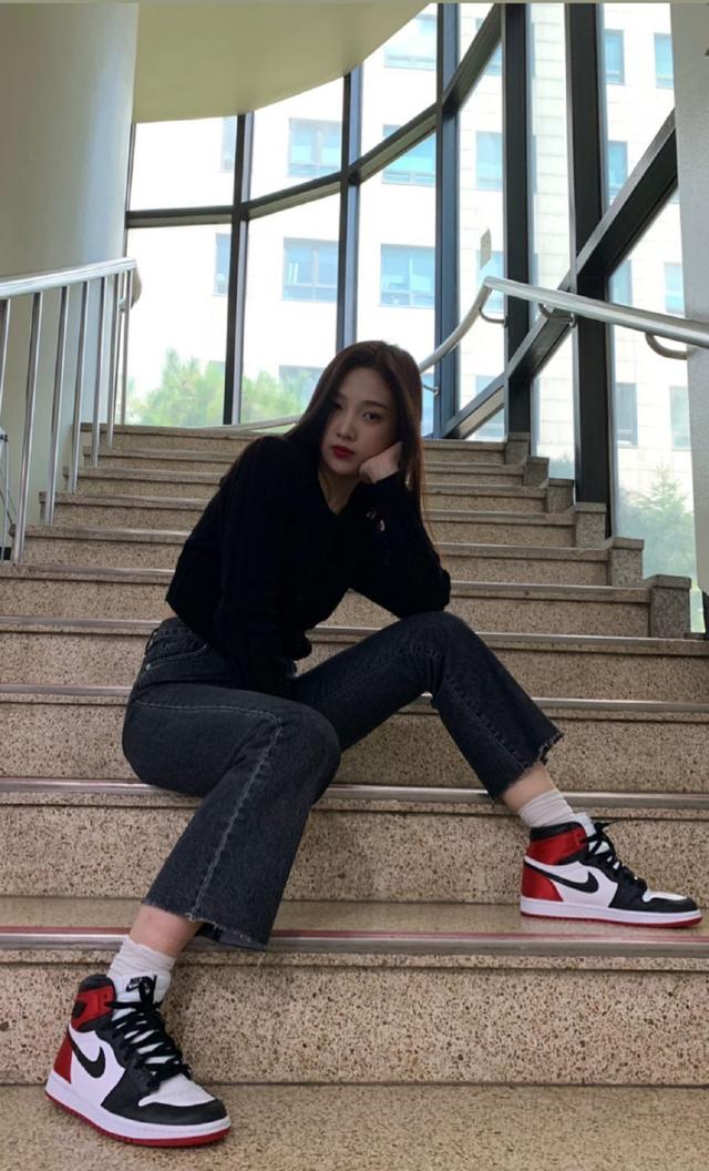 她是组合里的“忙内”，今穿绿色针织衫配齐刘海，甜美得不像24
