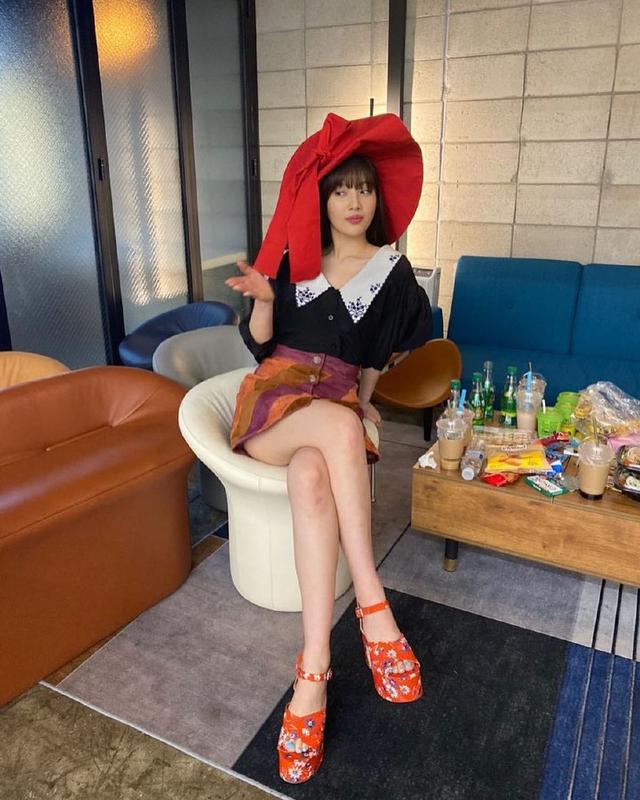 她是组合里的“忙内”，今穿绿色针织衫配齐刘海，甜美得不像24