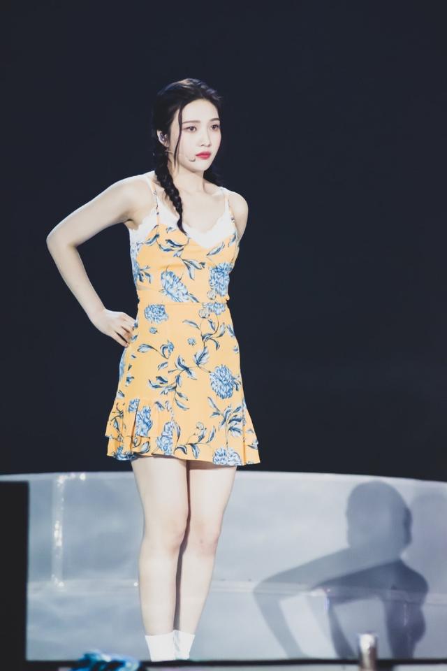 她是组合里的“忙内”，今穿绿色针织衫配齐刘海，甜美得不像24
