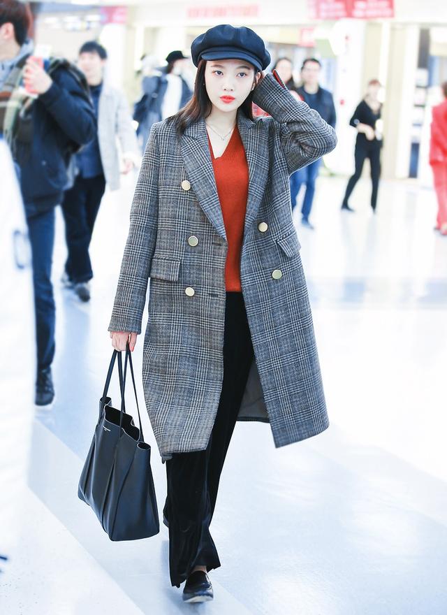 她是组合里的“忙内”，今穿绿色针织衫配齐刘海，甜美得不像24