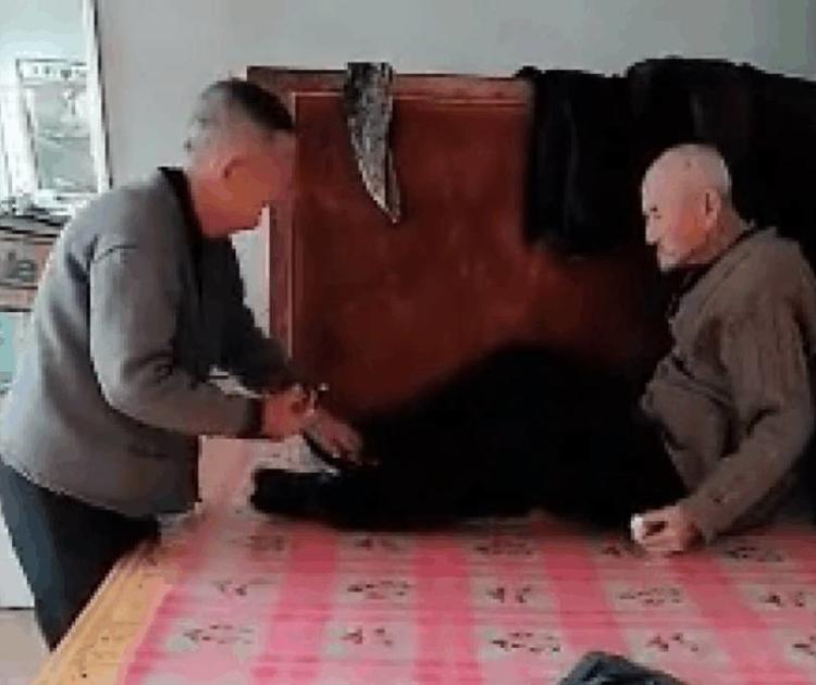 80岁儿子照顾103岁父亲,?儿子给父亲穿袜子的时候再也忍不住了