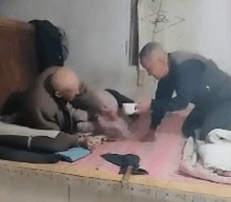 80岁儿子照顾103岁父亲,?儿子给父亲穿袜子的时候再也忍不住了