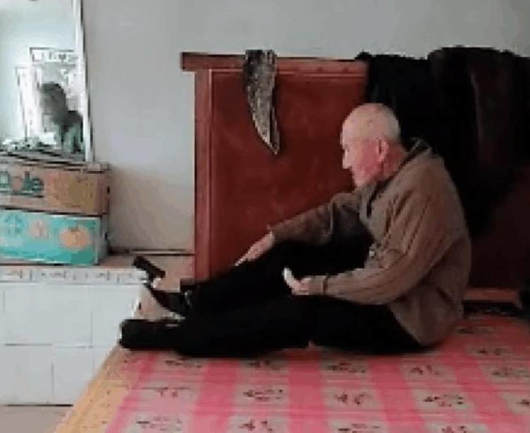 80岁儿子照顾103岁父亲,?儿子给父亲穿袜子的时候再也忍不住了