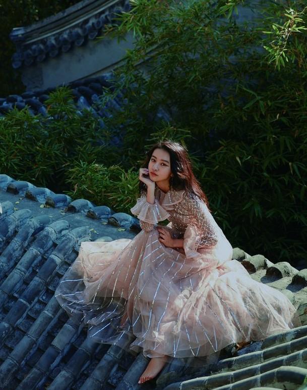 木村光希私服照太美了，穿黄色针织衫配中分长发，终于像17岁