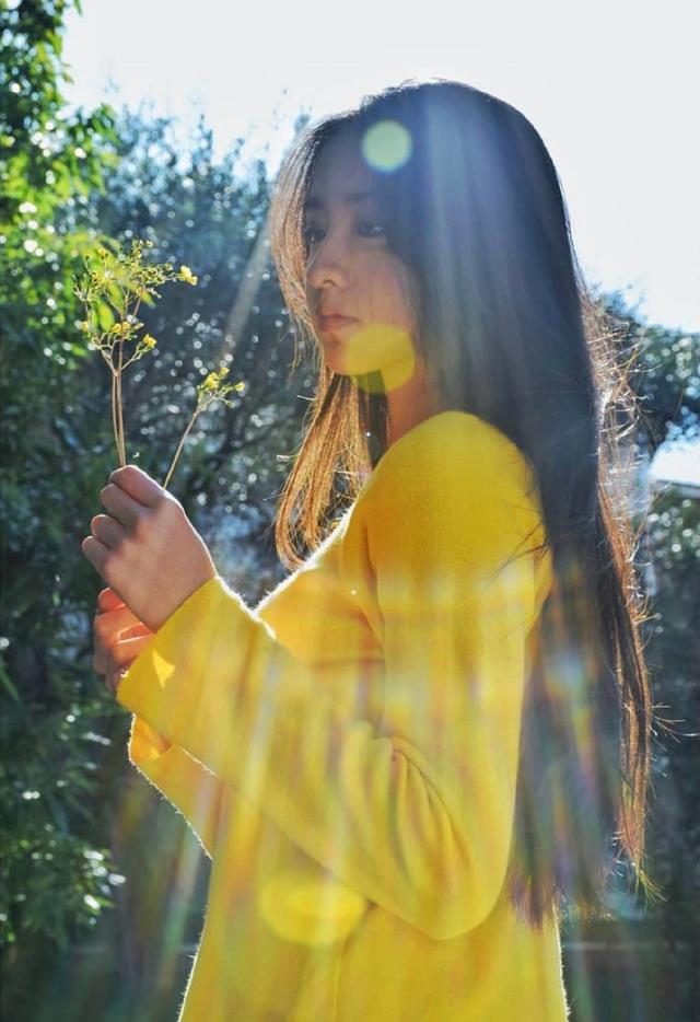 木村光希私服照太美了，穿黄色针织衫配中分长发，终于像17岁