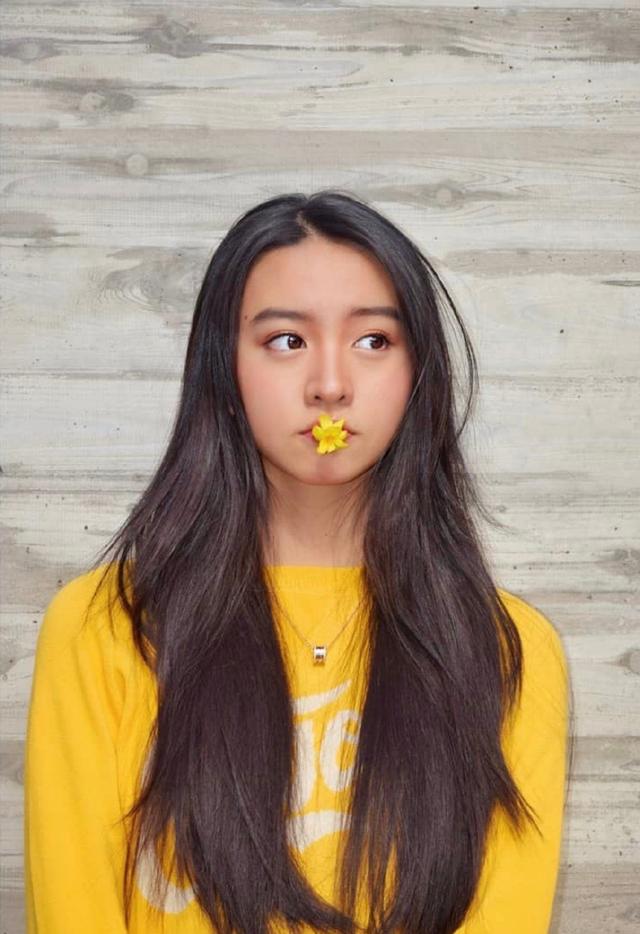 木村光希私服照太美了，穿黄色针织衫配中分长发，终于像17岁