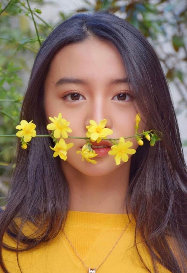 木村光希私服照太美了，穿黄色针织衫配中分长发，终于像17岁