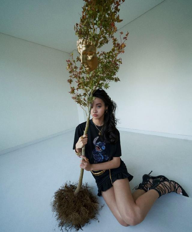 木村光希私服照太美了，穿黄色针织衫配中分长发，终于像17岁