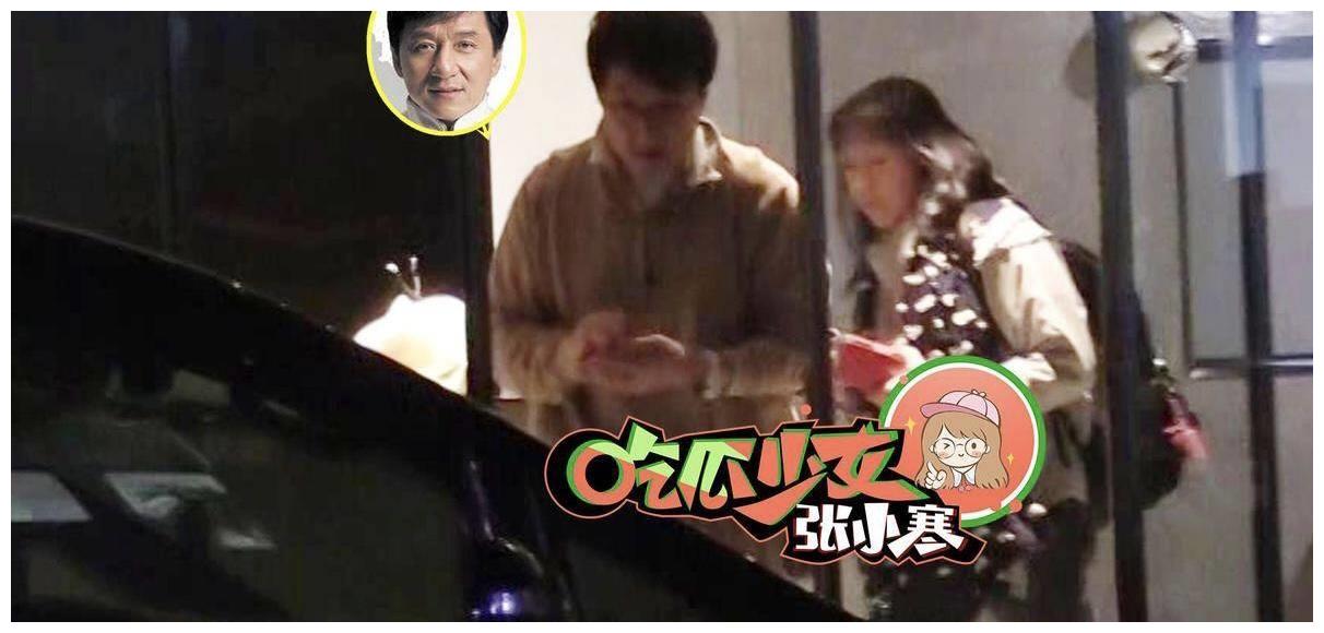 65岁成龙坚持工作到深夜，一身休闲装十分减龄，精神状态极好