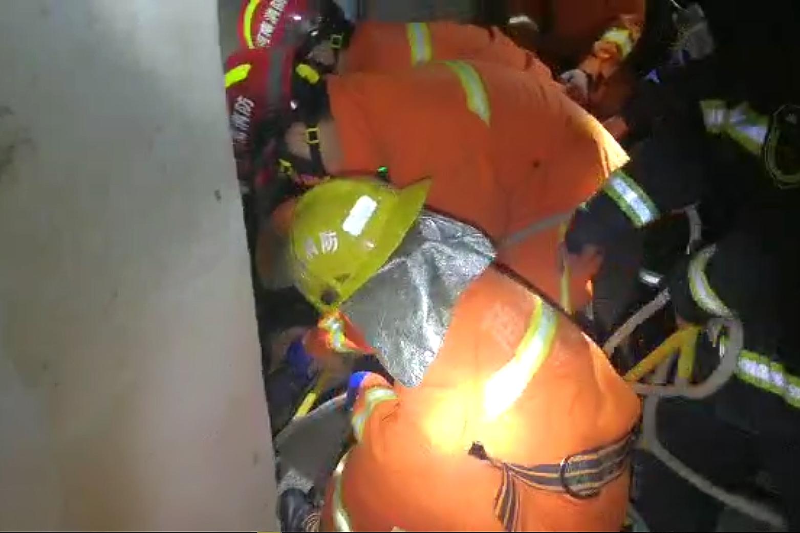 河南商丘 女子失足跌入电梯井 消防3分钟救出