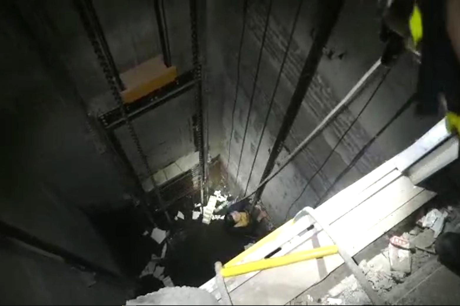 河南商丘 女子失足跌入电梯井 消防3分钟救出