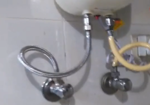 用电热水器洗澡时，要不要拔掉插头？电工一说，才知道错了几十年