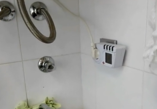 用电热水器洗澡时，要不要拔掉插头？电工一说，才知道错了几十年
