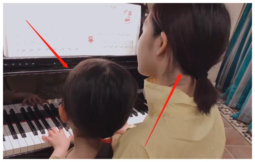 孙莉晒女儿弹钢琴,当多多和妹妹亲吻时,“老阿姨”的心都酥啦