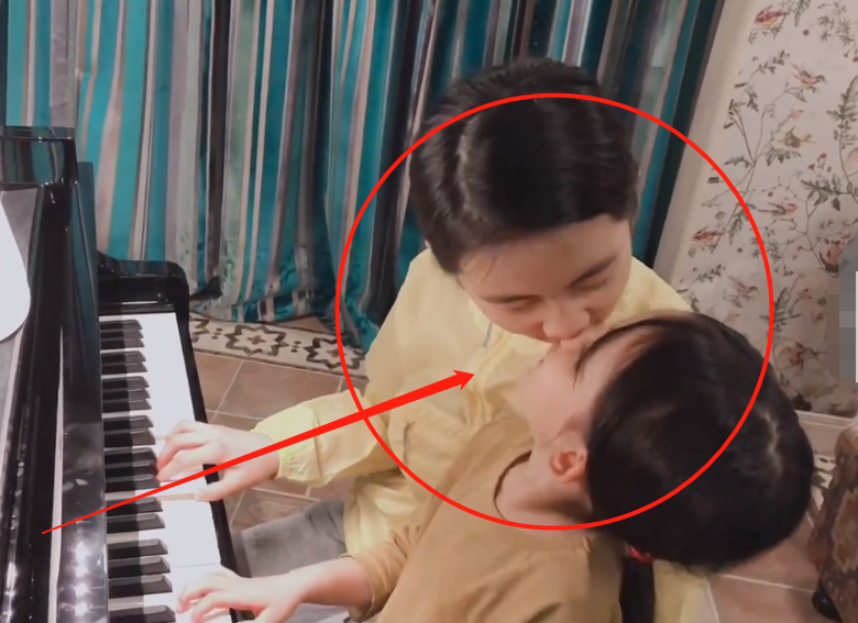 孙莉晒女儿弹钢琴,当多多和妹妹亲吻时,“老阿姨”的心都酥啦