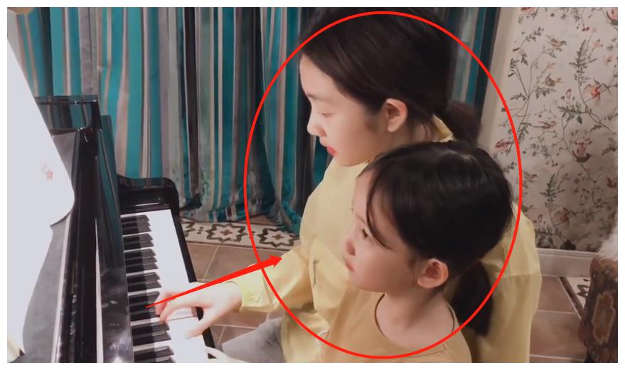 孙莉晒女儿弹钢琴,当多多和妹妹亲吻时,“老阿姨”的心都酥啦