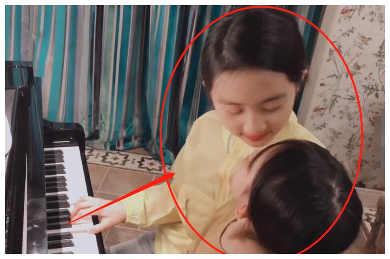 孙莉晒女儿弹钢琴,当多多和妹妹亲吻时,“老阿姨”的心都酥啦