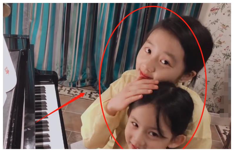 孙莉晒女儿弹钢琴,当多多和妹妹亲吻时,“老阿姨”的心都酥啦