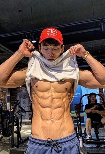 拒绝做小腹婆，4个动作暴汗燃脂，雕塑纤细小蛮腰！