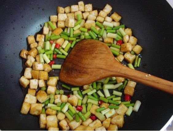 滑嫩爽口又下饭的宫保豆腐做法来了，外焦里嫩比肉香！