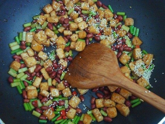 滑嫩爽口又下饭的宫保豆腐做法来了，外焦里嫩比肉香！