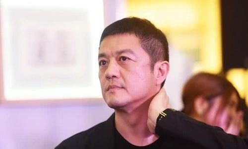 又是赔钱的一天？李亚鹏坐镇新店铺，吞云吐雾，一脸愁容