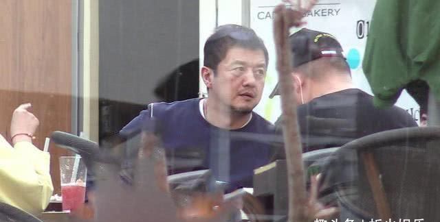 又是赔钱的一天？李亚鹏坐镇新店铺，吞云吐雾，一脸愁容