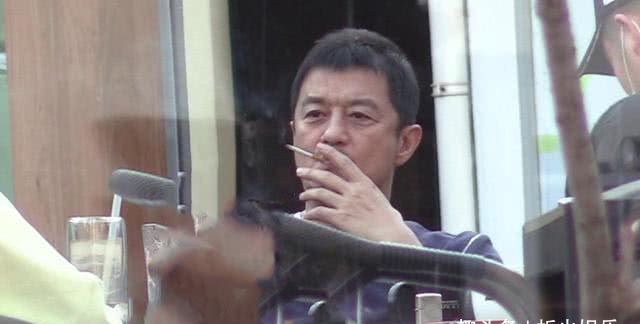 又是赔钱的一天？李亚鹏坐镇新店铺，吞云吐雾，一脸愁容