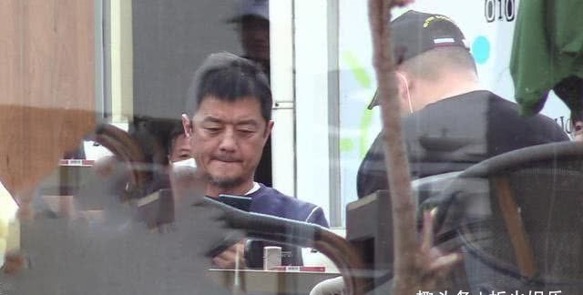 又是赔钱的一天？李亚鹏坐镇新店铺，吞云吐雾，一脸愁容