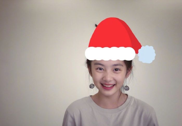 娱乐资讯：孙莉晒出女儿近照，12岁便化妆戴首饰