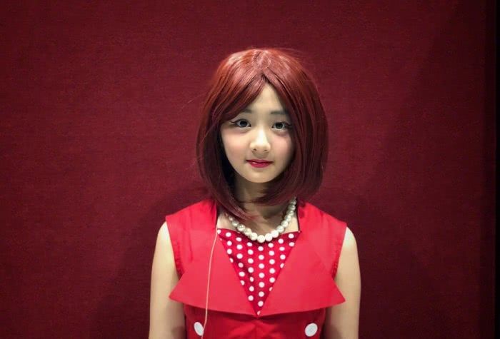 娱乐资讯：孙莉晒出女儿近照，12岁便化妆戴首饰