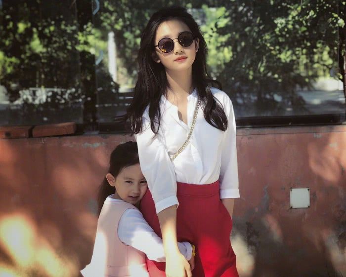 娱乐资讯：孙莉晒出女儿近照，12岁便化妆戴首饰